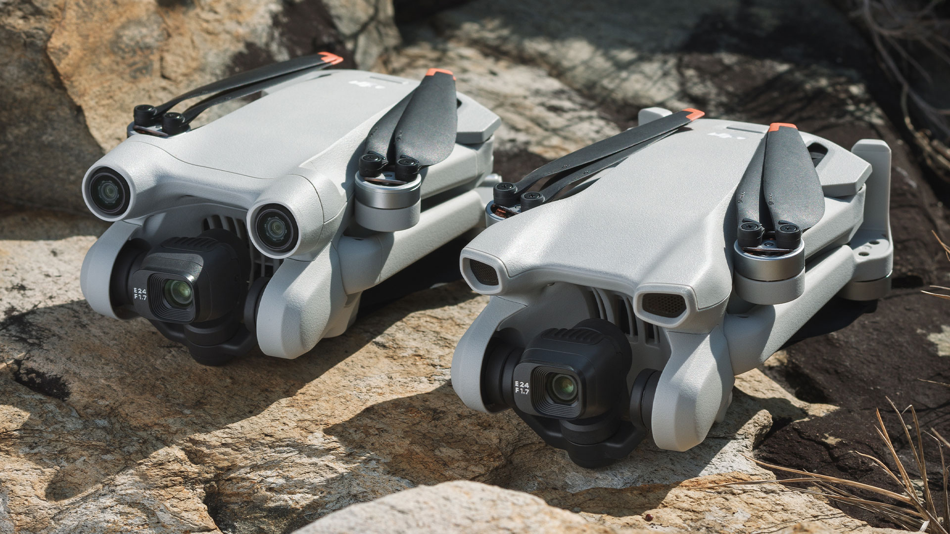 Dos drones DJI Mini 4 Pro plegados sobre una superficie rocosa