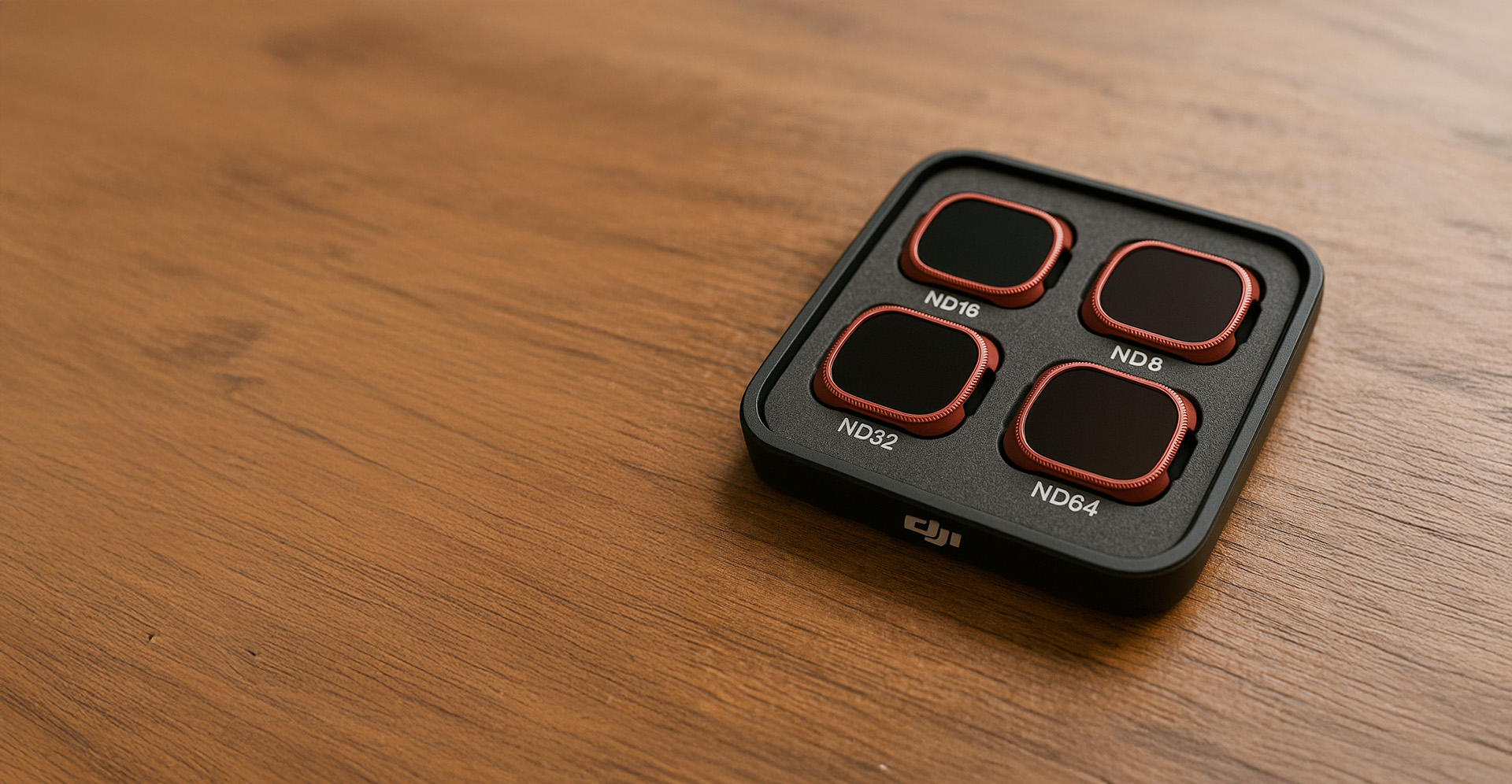 Set de filtros ND DJI (ND8, ND16, ND32, ND64) en caja sobre superficie de madera